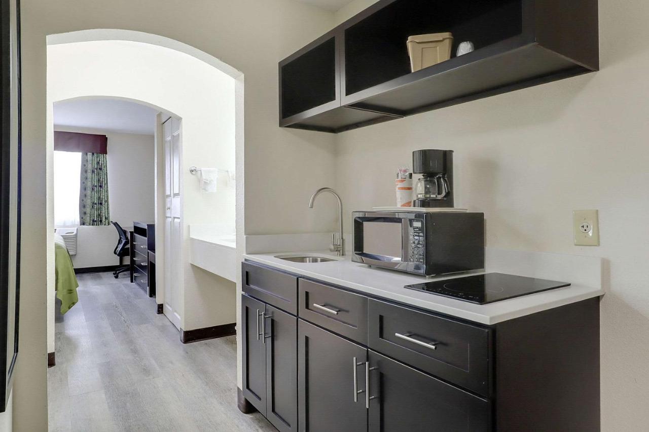 Quality Suites Albuquerque Airport Exterior photo